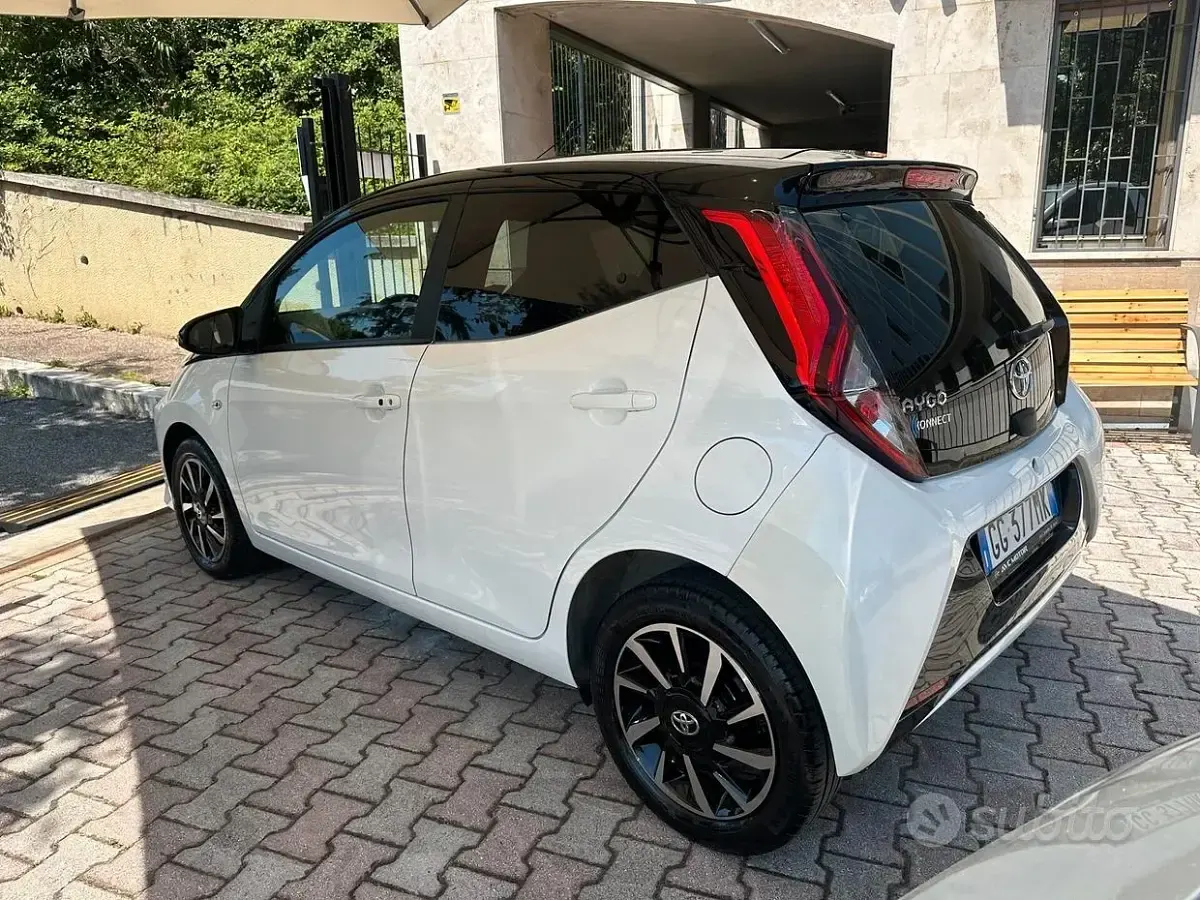 Usata Toyota Aygo Connect Style 72 CV (52 kW) 2021 Bianco Utilitaria