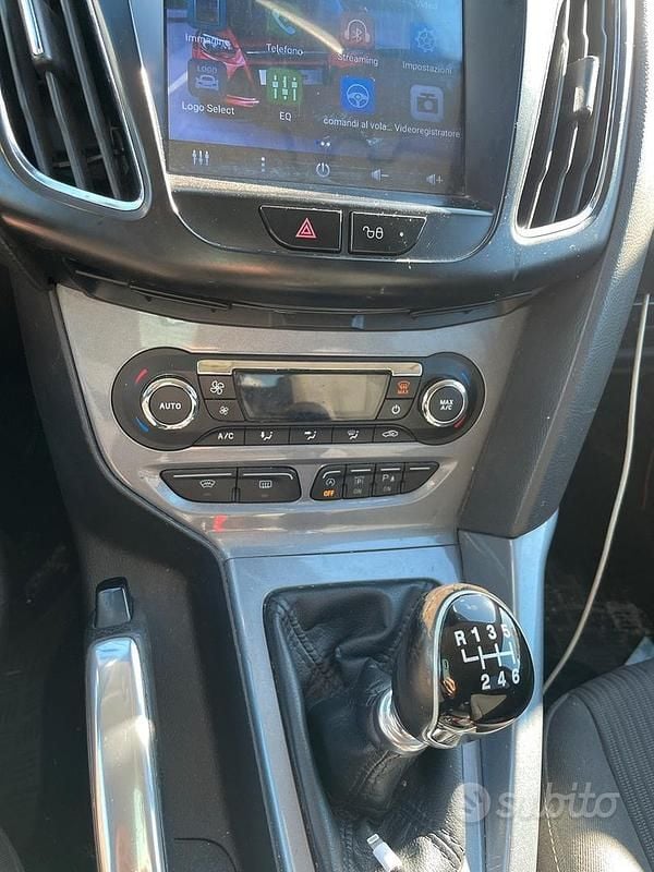 Begagnad Ford Focus Titanium 125 HK (91 kW) 2012 Röd Kombi