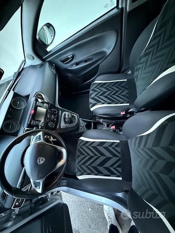 Usata Lancia Ypsilon 69 CV (50 kW) 2017 Grigio Utilitaria