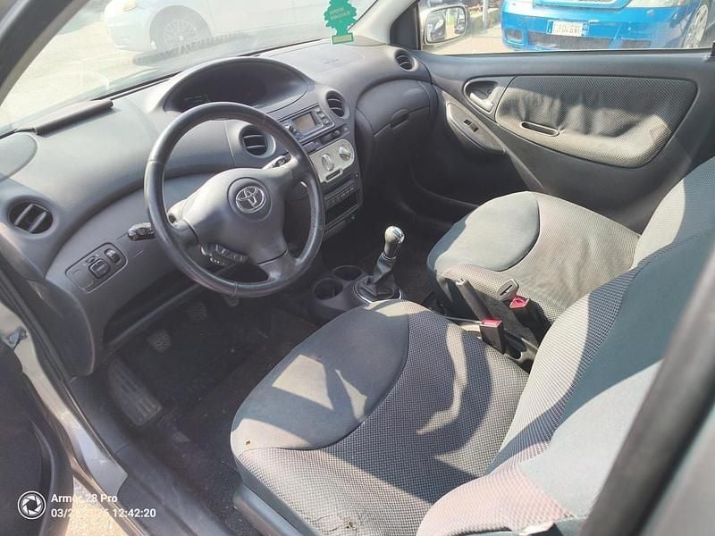 Usata Toyota Yaris 65 CV (47 kW) 2004 Argento Berlina