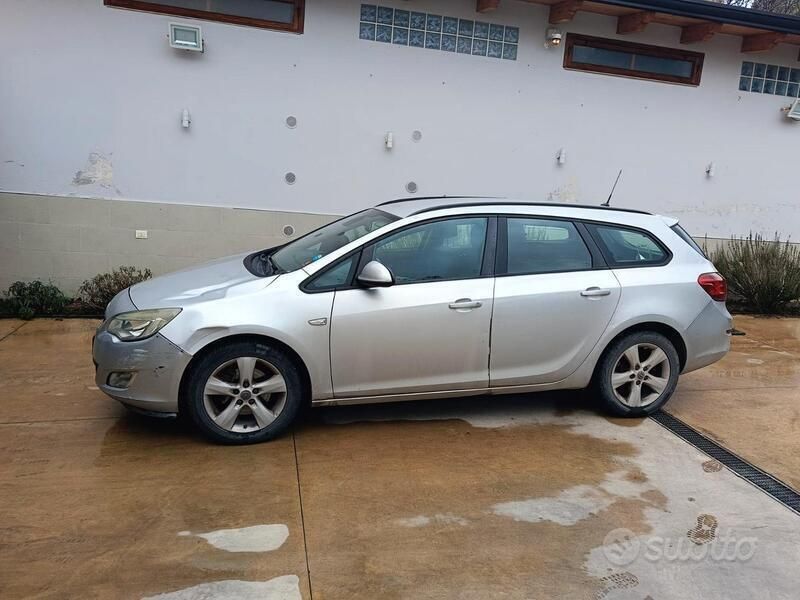 Grigio Usata 2011 Opel Astra Station wagon | 1500 € (Super prezzo) - Immagine 1/4
