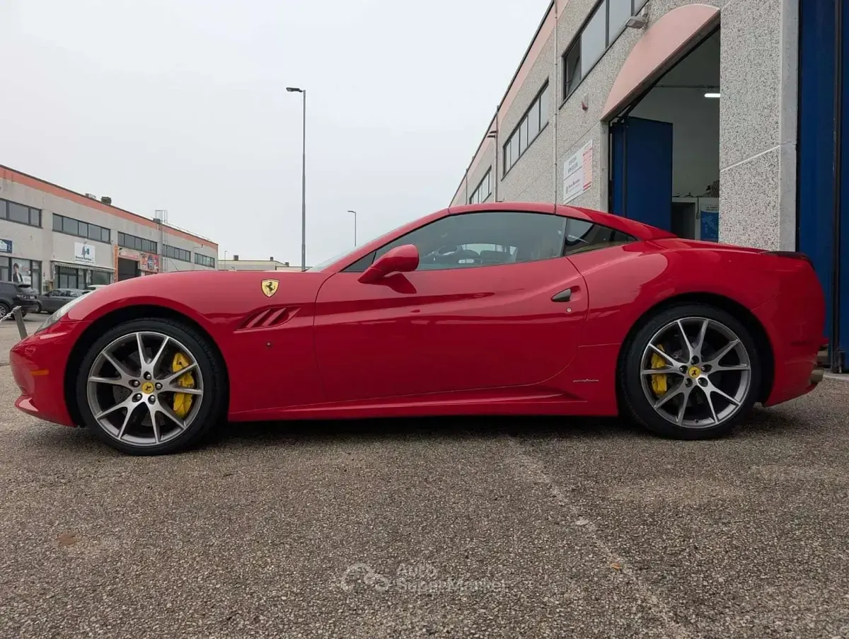 Usata Ferrari California 489 CV (359 kW) 2012 Rosso Cabrio