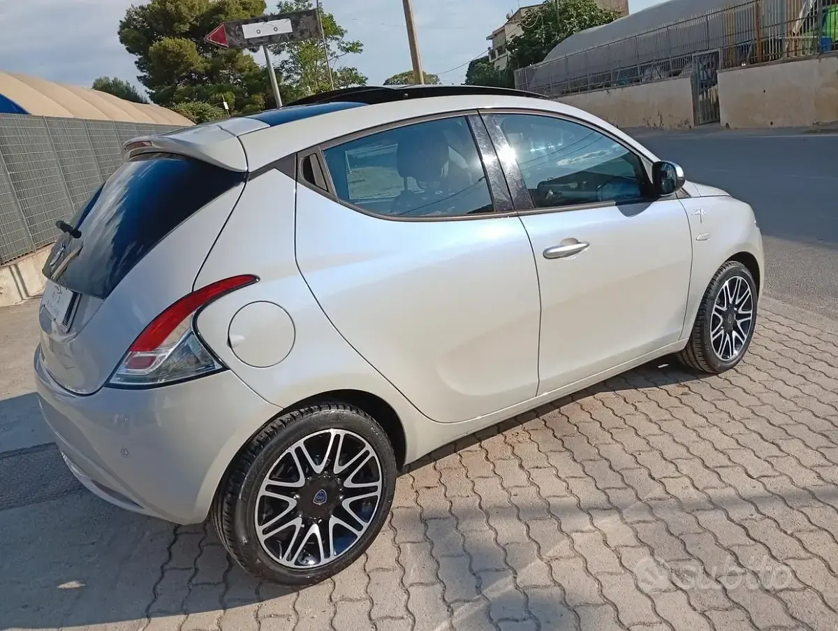 Usata Lancia Ypsilon Platinum 69 CV (50 kW) 2016 Grigio Utilitaria