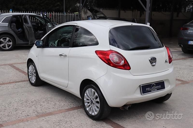 Begagnad Ford Ka Titanium 69 HK (50 kW) 2015 Vit Sedan