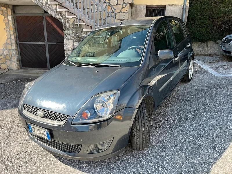Usata Ford Fiesta 69 CV (50 kW) 2006 Grigio Utilitaria