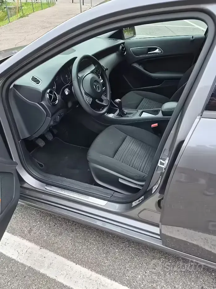 Usata Mercedes A160 102 CV (75 kW) 2016 Grigio Utilitaria