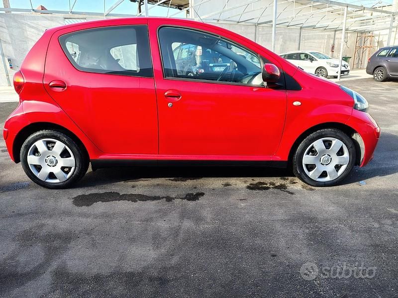 Usata Toyota Aygo Sol 68 CV (50 kW) 2007 Rosso Utilitaria