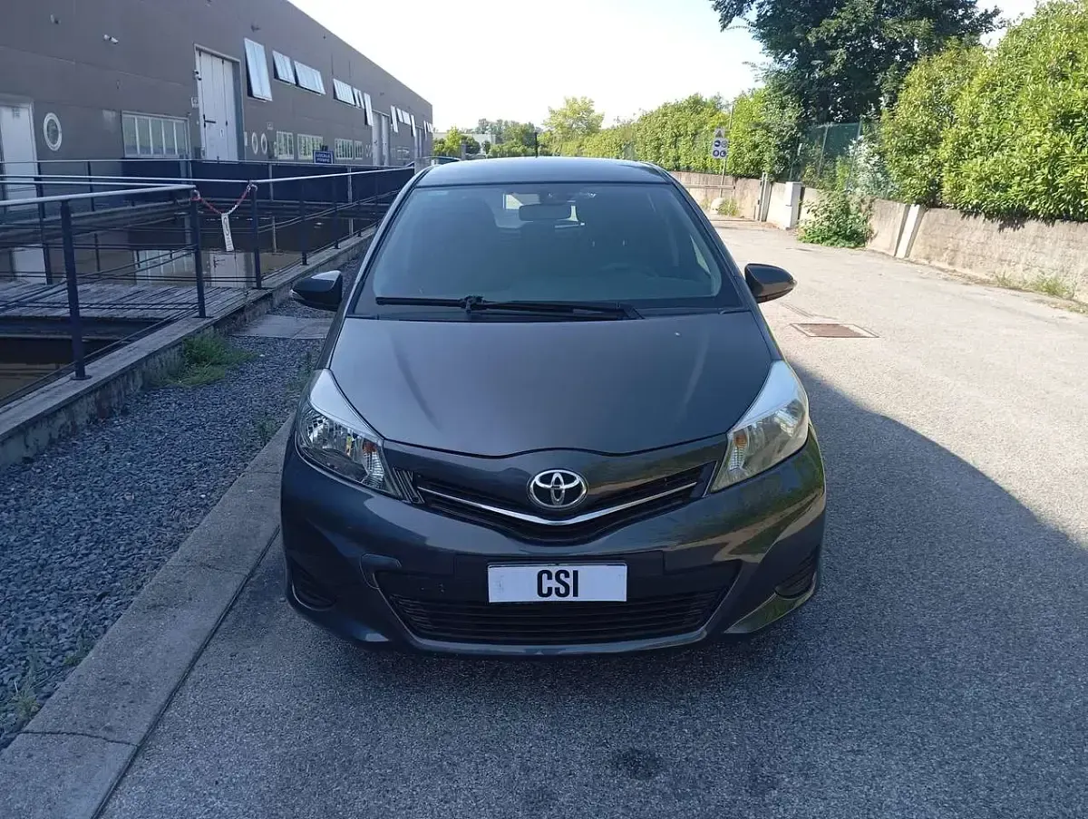 Usata Toyota Yaris 69 CV (50 kW) 2012 Grigio Utilitaria