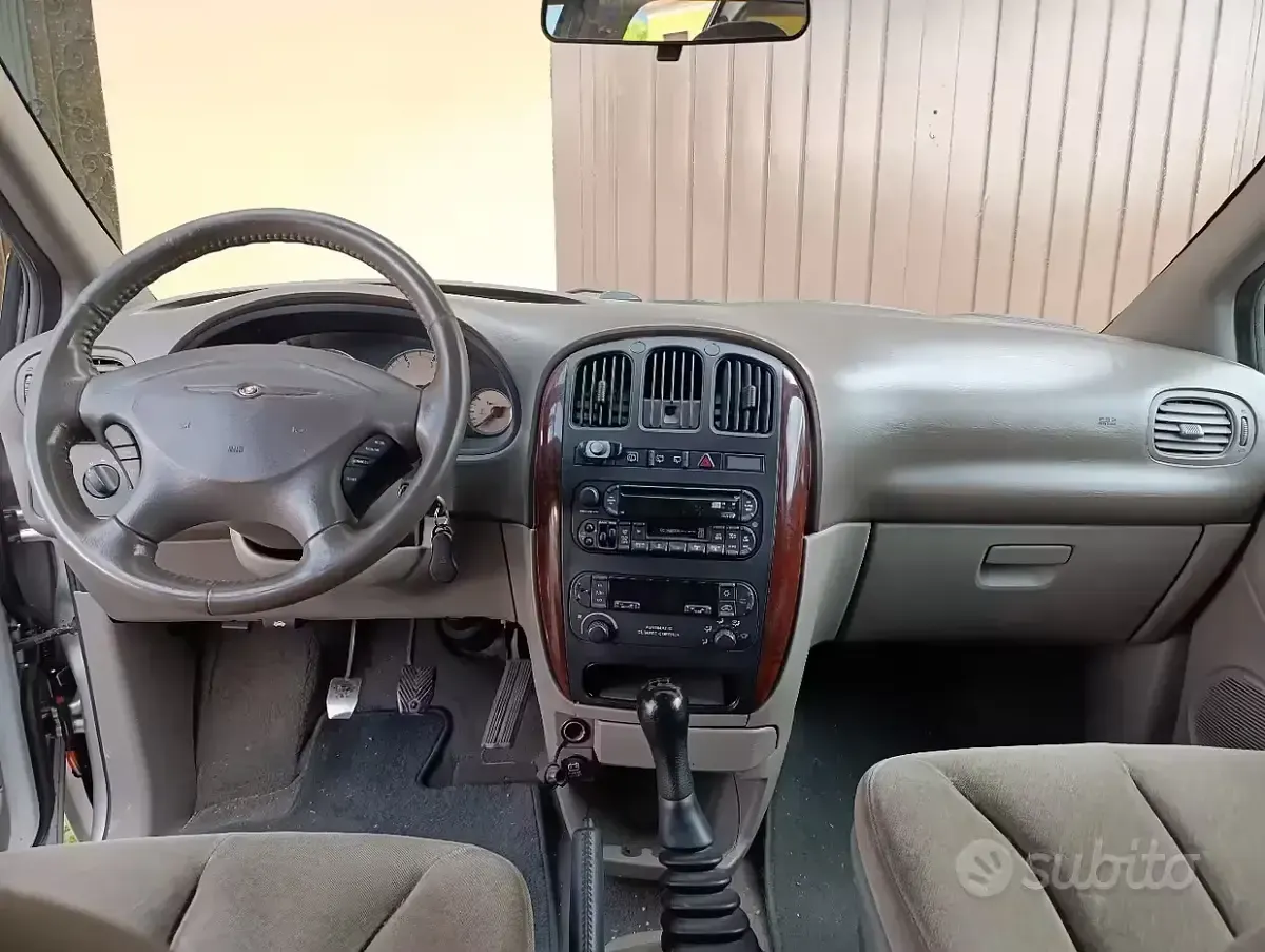 Usata Chrysler Voyager 116 CV (85 kW) 2003 Grigio Monovolume