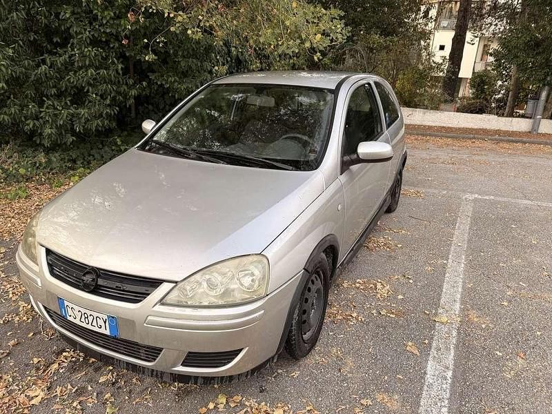 Usata 2004 Opel Corsa Enjoy Tre volumi | 900 € (Buon prezzo) - Immagine 1/4