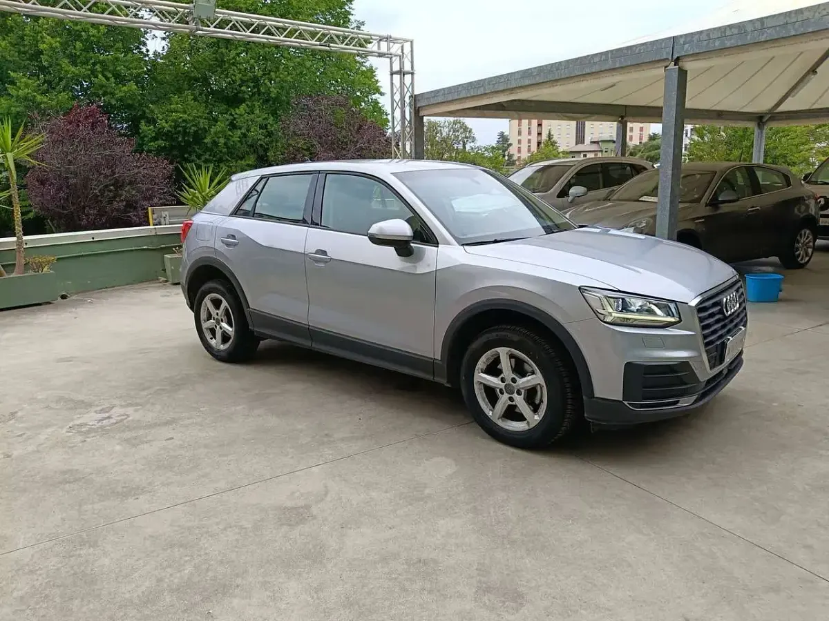 Usata Audi Q2 Business 116 CV (85 kW) 2020 Dark metal grey SUV