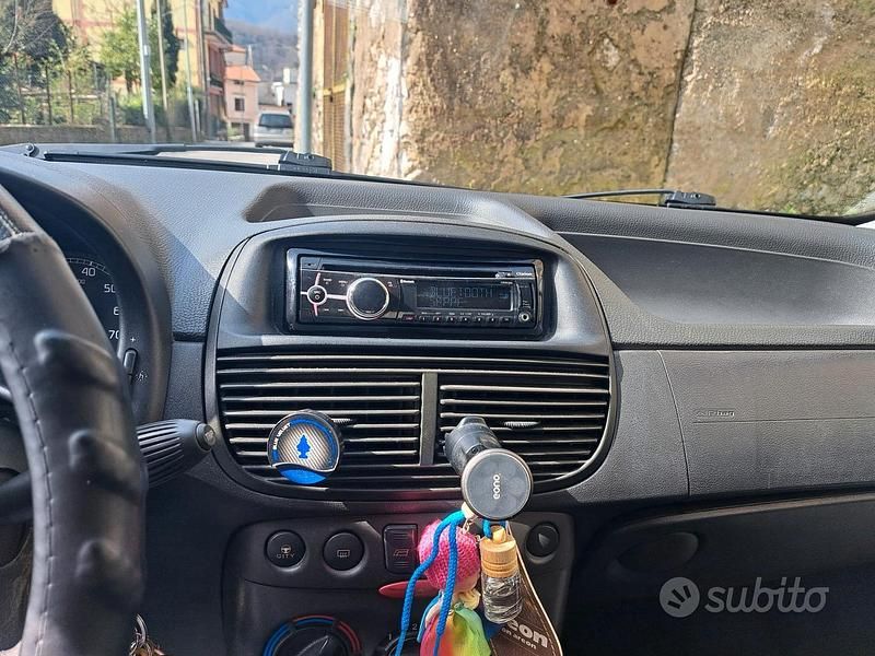 Usata Fiat Punto 69 CV (50 kW) 2005 Bianco Utilitaria