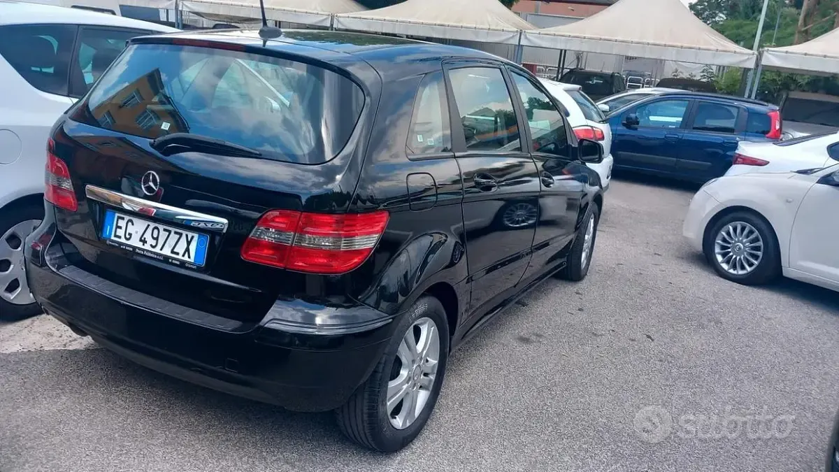 Usata Mercedes B180 Premium 109 CV (80 kW) 2011 Nero Utilitaria