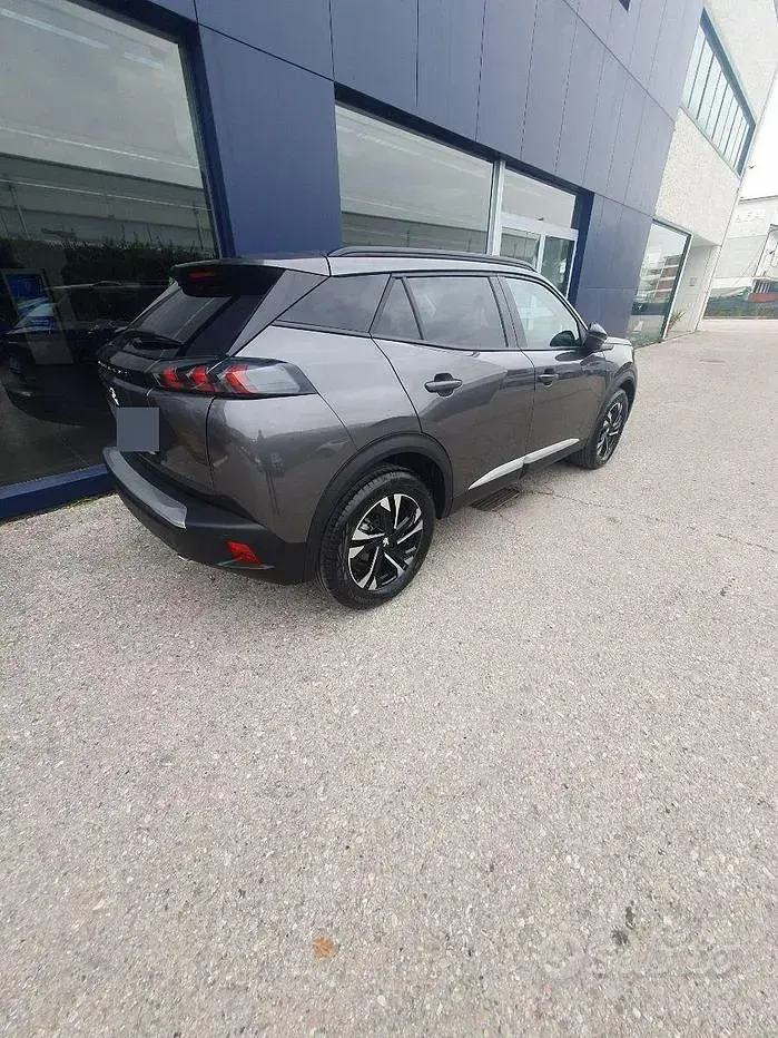 Usata Peugeot 2008 Allure 110 CV (80 kW) 2023 Grigio SUV