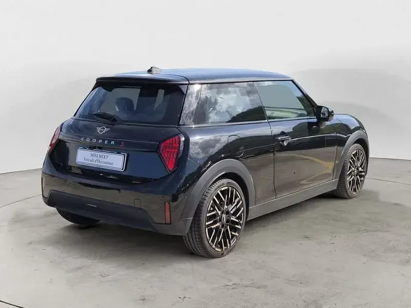 Usata Mini Cooper Favoured 204 CV (150 kW) 2024 Nero Utilitaria