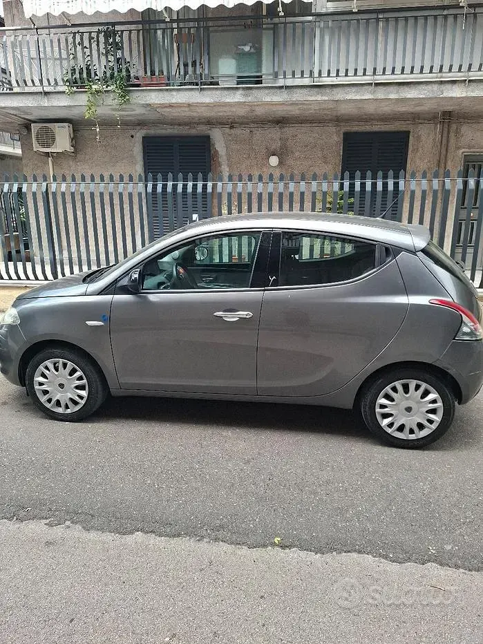Usata Lancia Ypsilon 69 CV (50 kW) 2015 Grigio Utilitaria
