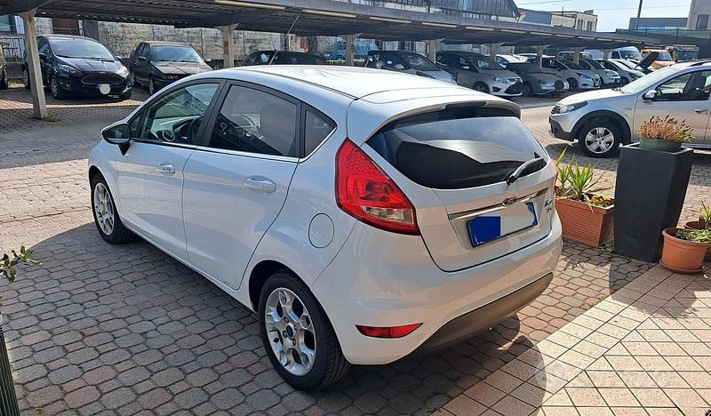 Usata Ford Fiesta Titanium 71 CV (52 kW) 2012 Bianco Utilitaria
