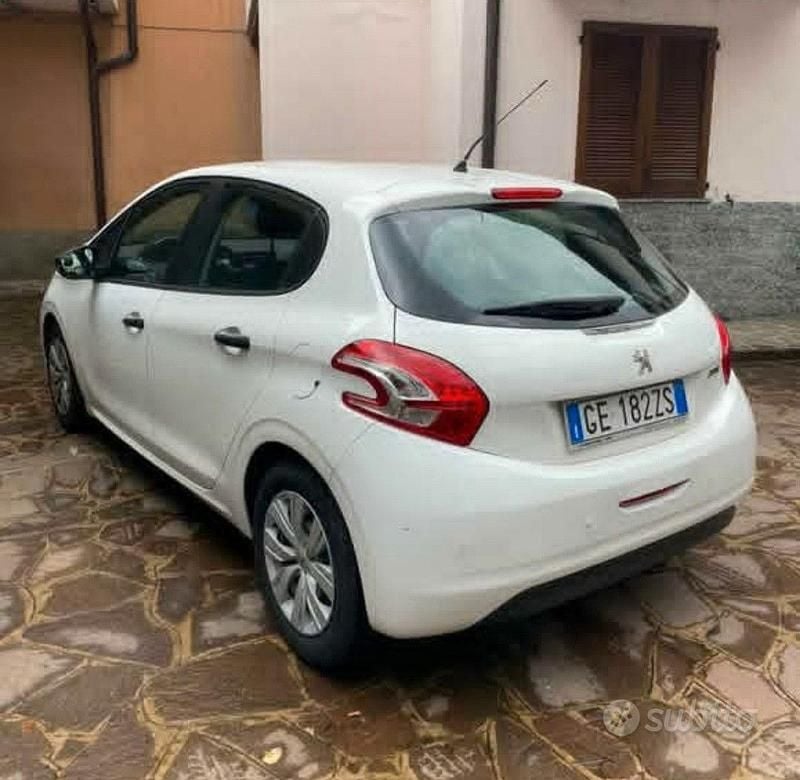 Bianco Usata 2015 Peugeot 208 Due volumi | 4300 € (Super prezzo) - Immagine 1/4