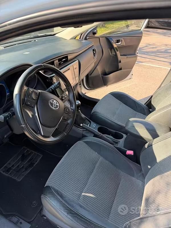 Usata Toyota Auris Lounge 112 CV (82 kW) 2016 Bianco Station wagon
