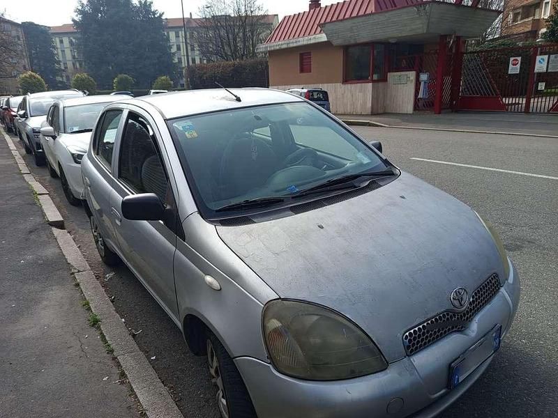 Usata Toyota Yaris Sol 68 CV (50 kW) 1999 Argento Berlina