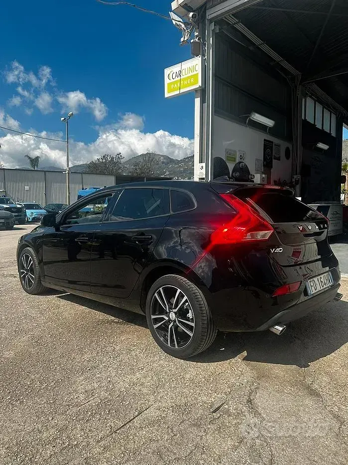 Usata Volvo V40 120 CV (88 kW) 2016 Nero Berlina