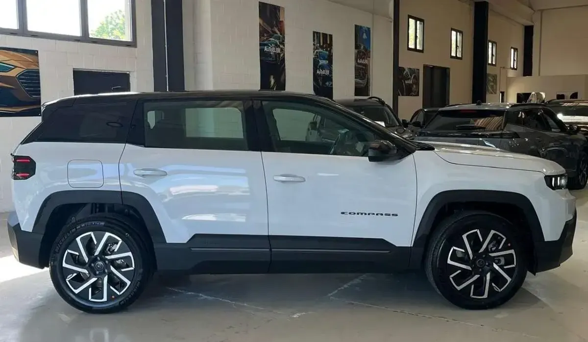 Nuova Jeep Compass Altitude 136 CV (100 kW) 2026 Antarctica tetto nero SUV