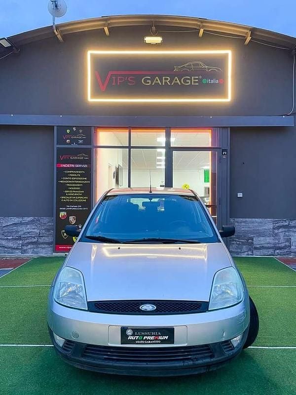 Usata Ford Fiesta 75 CV (55 kW) 2004 Grigio Utilitaria