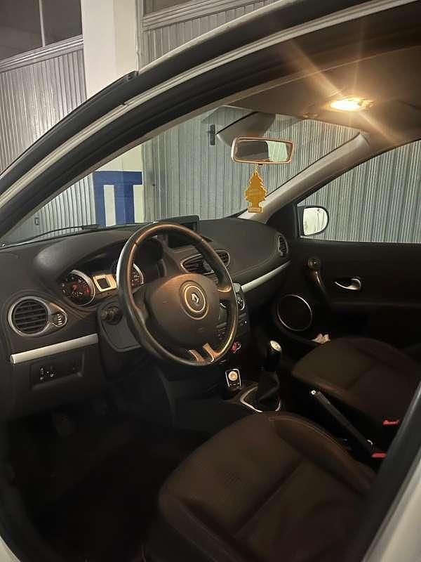 Usata Renault Clio III 75 CV (55 kW) 2011 Bianco Berlina