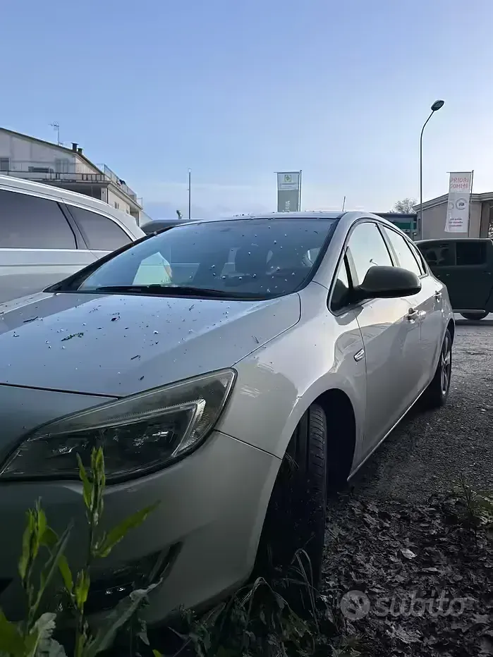 Usata Opel Astra 100 CV (73 kW) 2012 Berlina