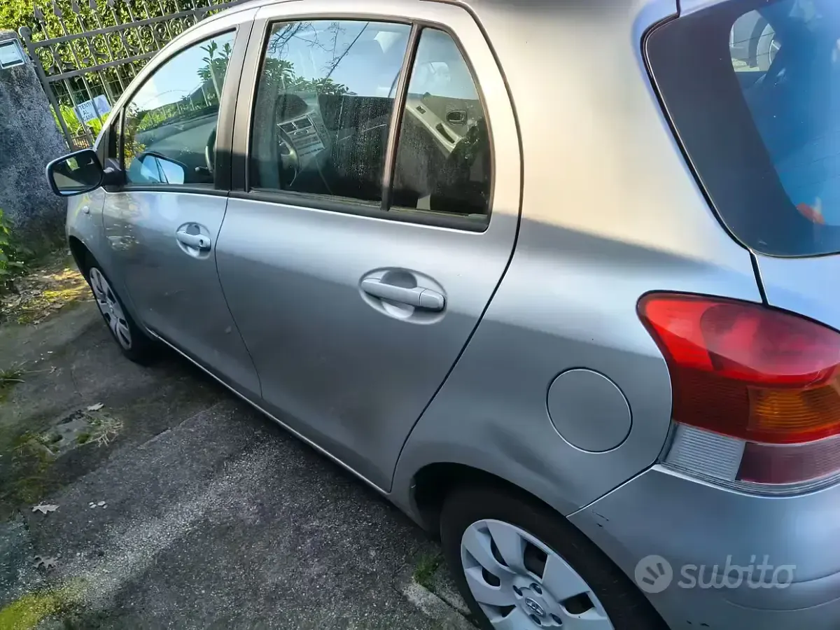 Usata Toyota Yaris 69 CV (50 kW) 2009 Grigio Utilitaria
