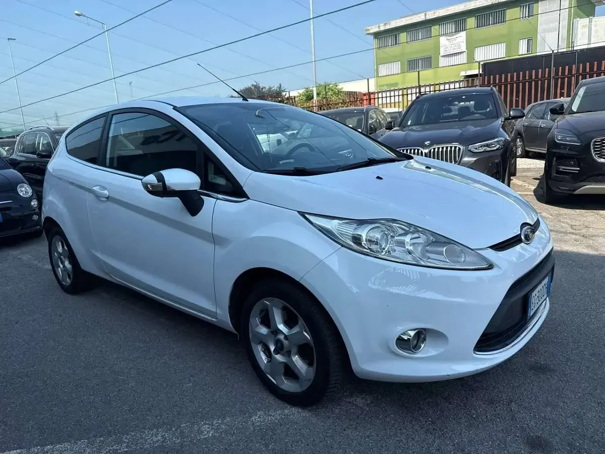 Usata Ford Fiesta 92 CV (67 kW) 2010 Bianco Berlina