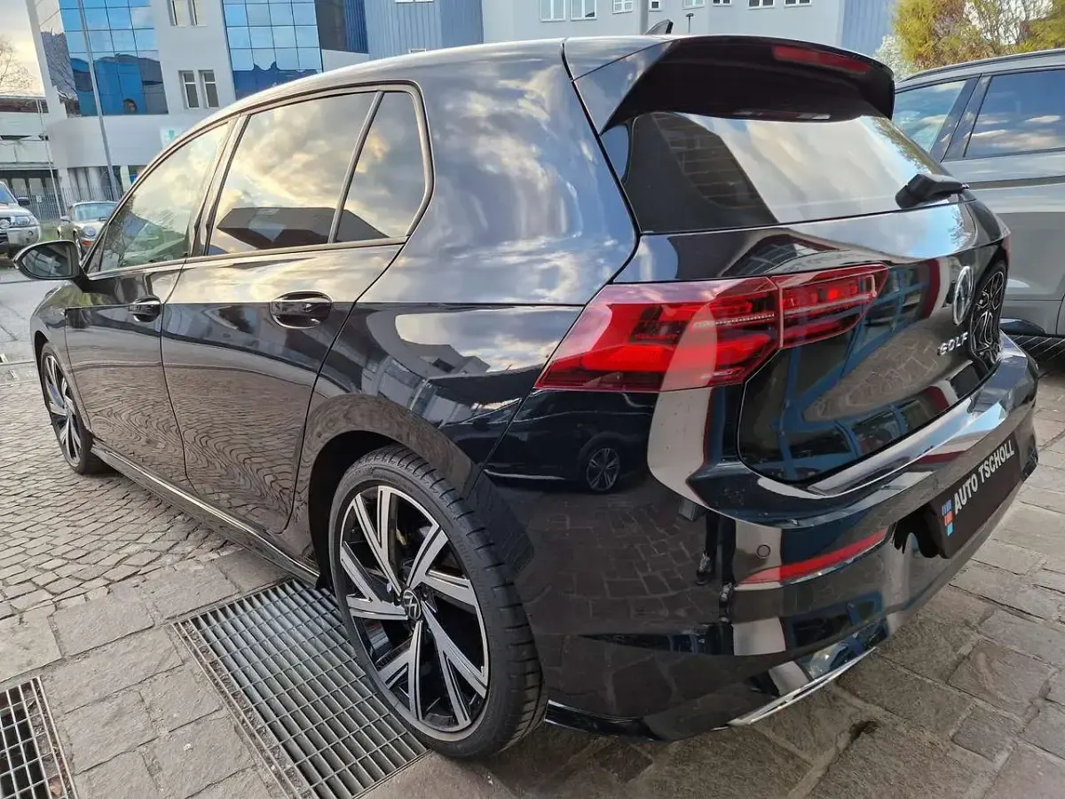 Usata VW Golf VIII R-line 190 CV (139 kW) 2022 Deep black perleffekt Berlina