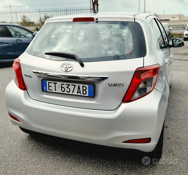 Usata Toyota Yaris Lounge 69 CV (50 kW) 2014 Grigio Utilitaria