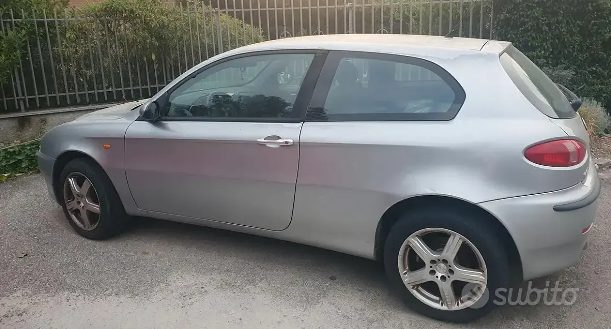 Usata Alfa Romeo 147 116 CV (85 kW) 2004 Grigio Utilitaria