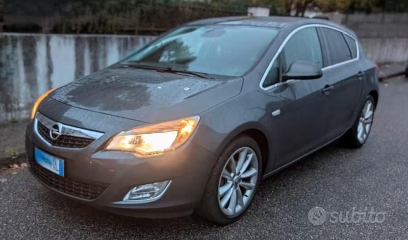 Usata Opel Astra 140 CV (102 kW) 2012 Grigio Berlina