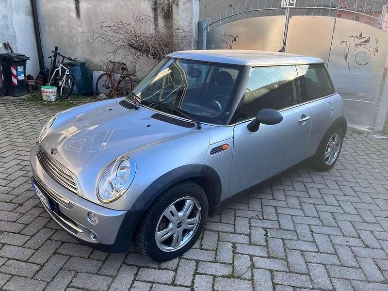 Usata Mini ONE 90 CV (66 kW) 2004 Argento Utilitaria