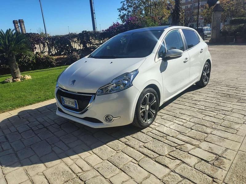 Bianco Usata 2015 Peugeot 208 Allure Due volumi | 6800 € (Ottimo prezzo) - Immagine 1/4