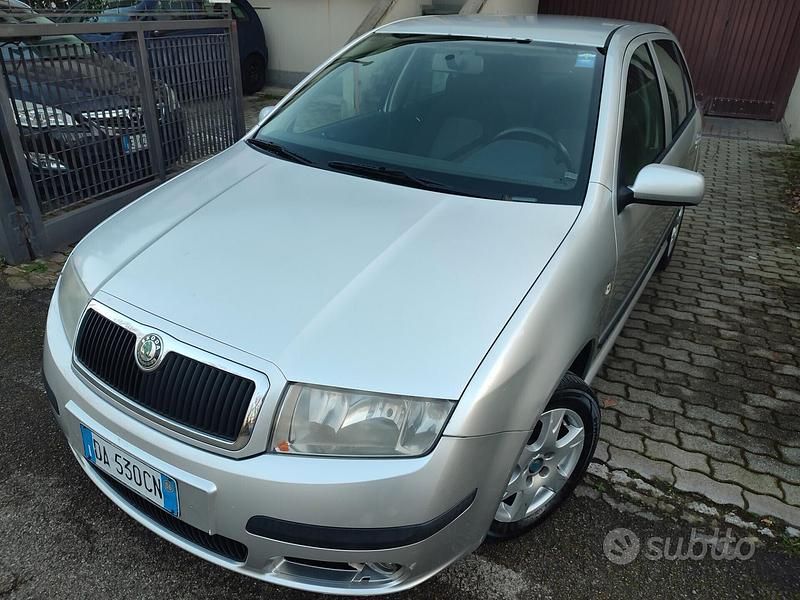 Grigio Usata 2006 Skoda Fabia Berlina | 1700 € (Buon prezzo) - Immagine 1/4