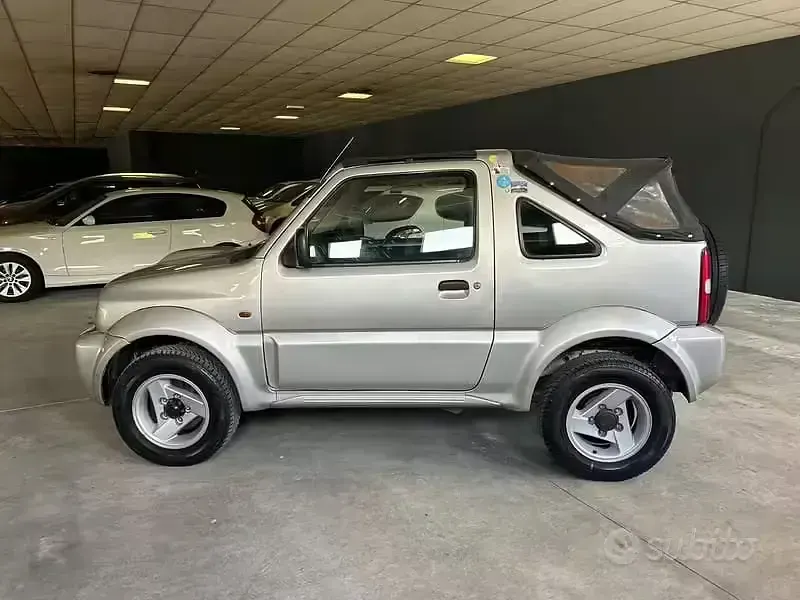 Usata Suzuki Jimny 65 CV (47 kW) 2004 Grigio SUV