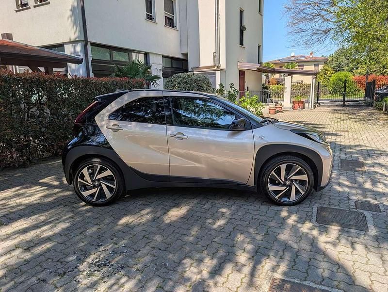 Usata Toyota Aygo X Lounge 72 CV (52 kW) 2024 Ginger beige/black bitone SUV