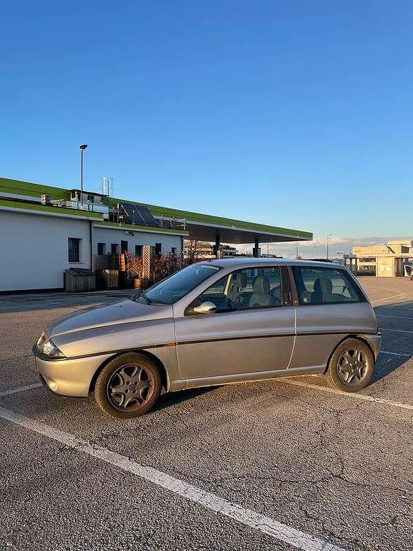 Usata Lancia Ypsilon 86 CV (63 kW) 2001 Argento Utilitaria