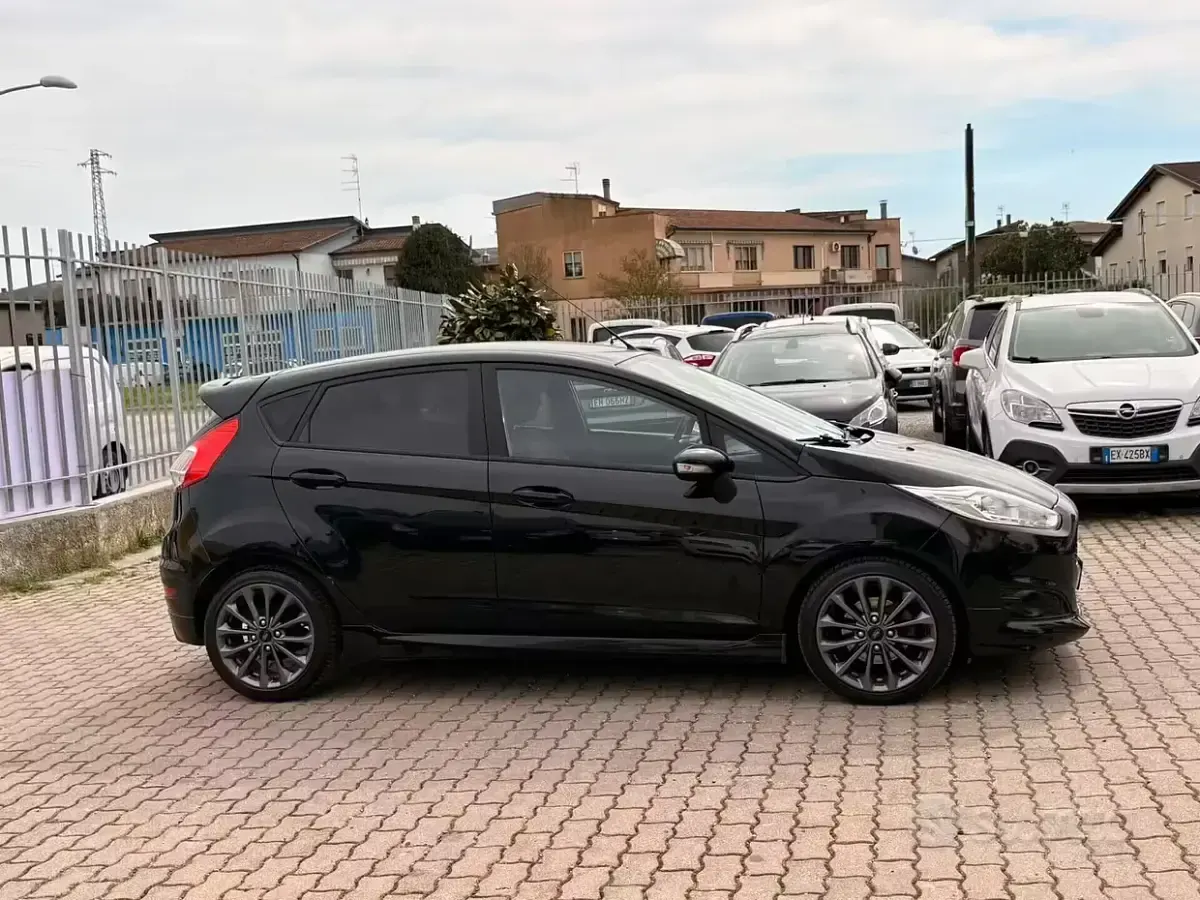 Usata Ford Fiesta ST-Line 75 CV (55 kW) 2017 Nero Utilitaria