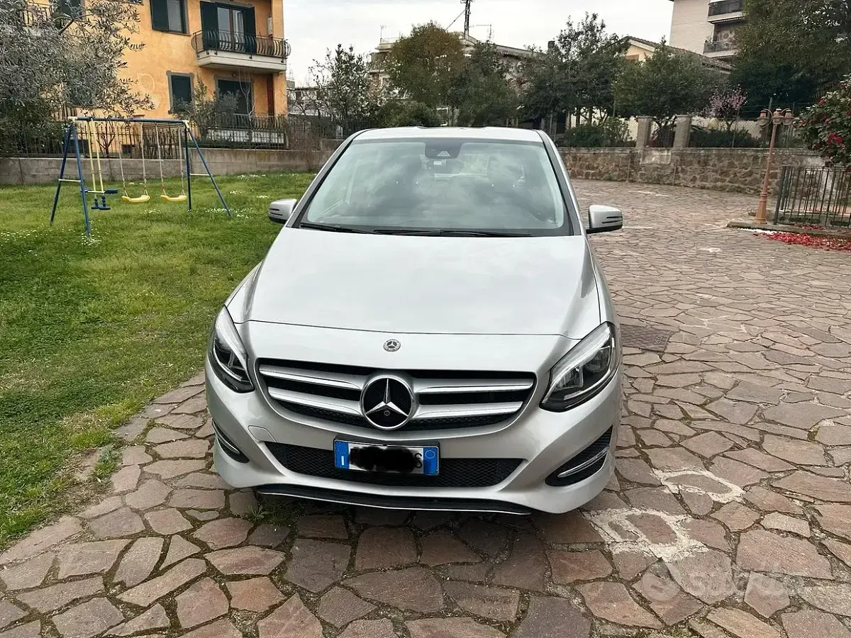Usata Mercedes B180 109 CV (80 kW) 2018 Grigio Utilitaria