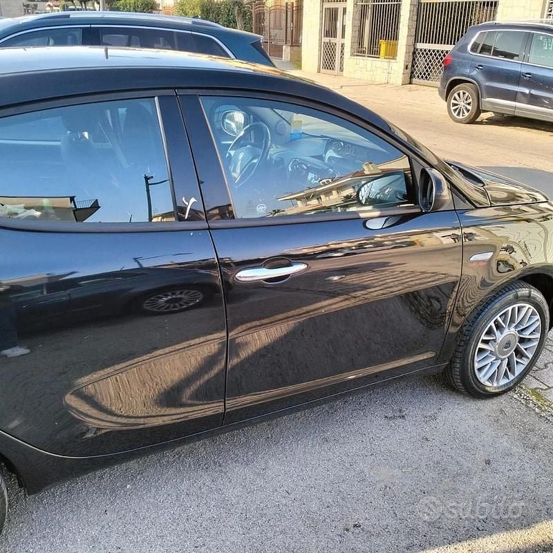 Usata Lancia Ypsilon 85 CV (62 kW) 2013 Nero Utilitaria