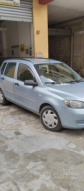 Usata Mazda 2 68 CV (50 kW) 2003 Grigio Utilitaria