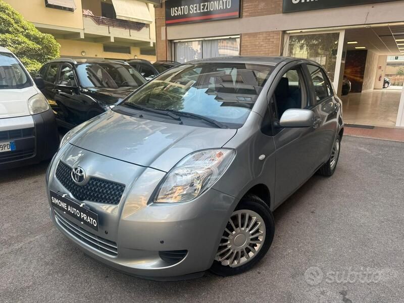 Grigio Usata 2007 Toyota Yaris Sol Tre volumi | 3490 € (Buon prezzo) - Immagine 1/4