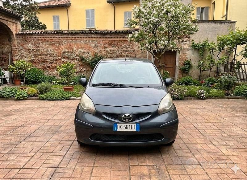 Usata Toyota Aygo 67 CV (49 kW) 2007 Grigio Utilitaria