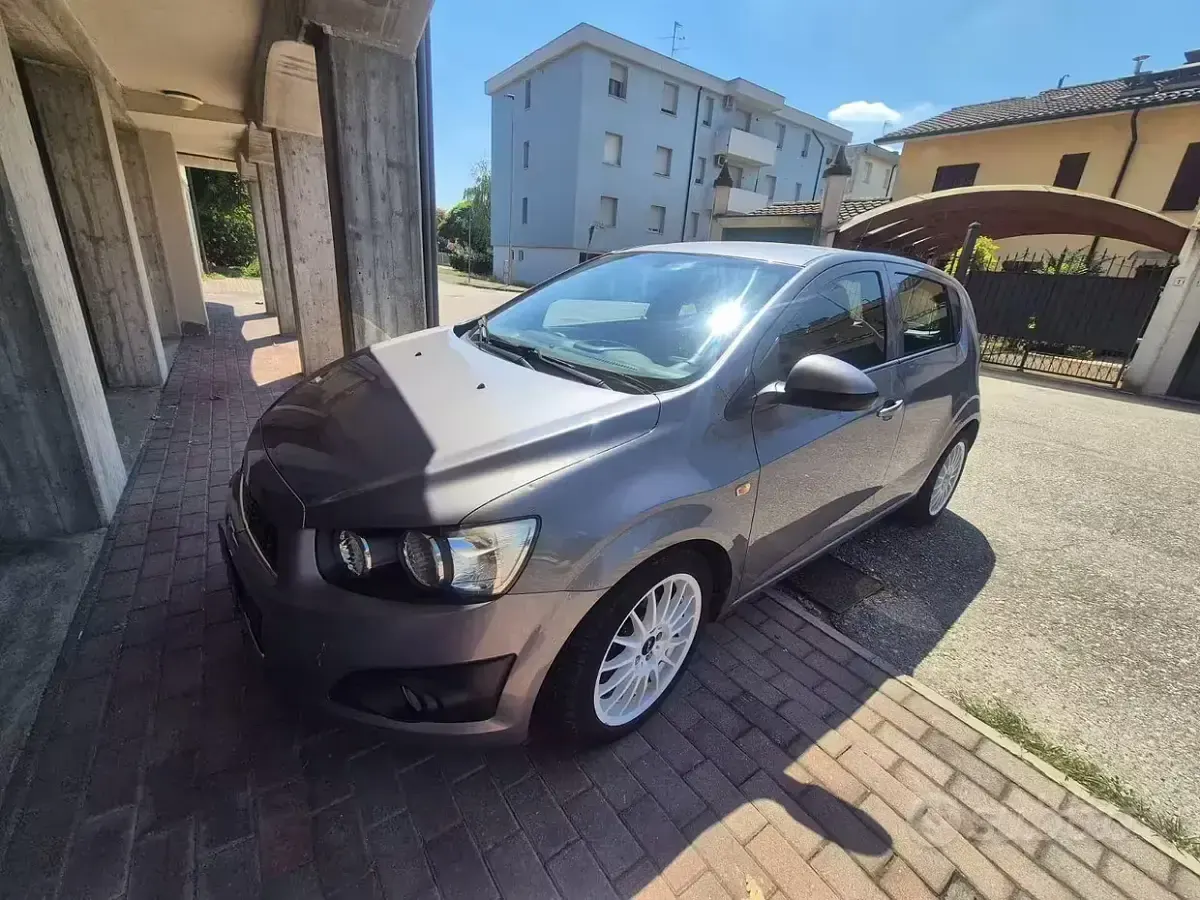 Usata Chevrolet Aveo 75 CV (55 kW) 2012 Grigio Berlina