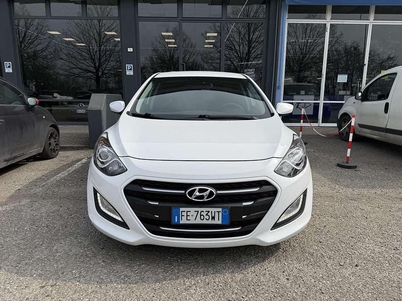 Begagnad Hyundai i30 Comfort 101 HK (74 kW) 2016 Vit Sedan