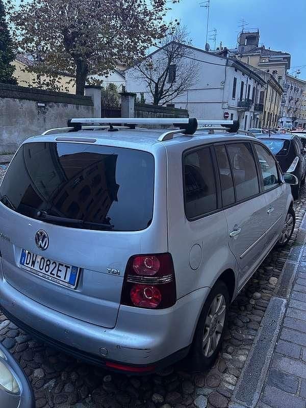 Argento Usata 2009 VW Touran Highline Monovolume | 6000 € (Buon prezzo) - Immagine 1/4